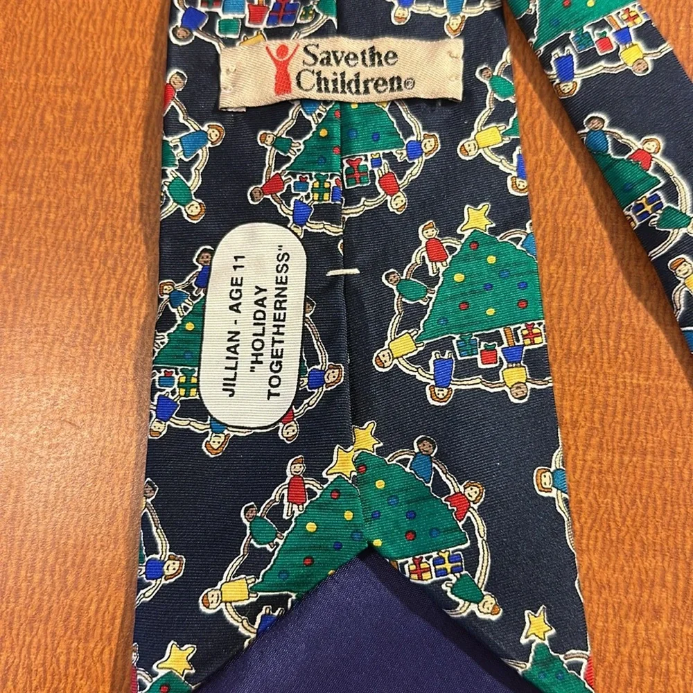Save the Children Silk Tie Christmas Kids Around Tree‎